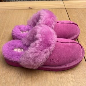 Girls fuschia Ugg slippers size 2 never worn